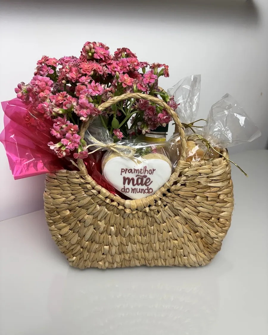 Bolsa de palha com flores e coração escrito para a melhor mãe do mundo