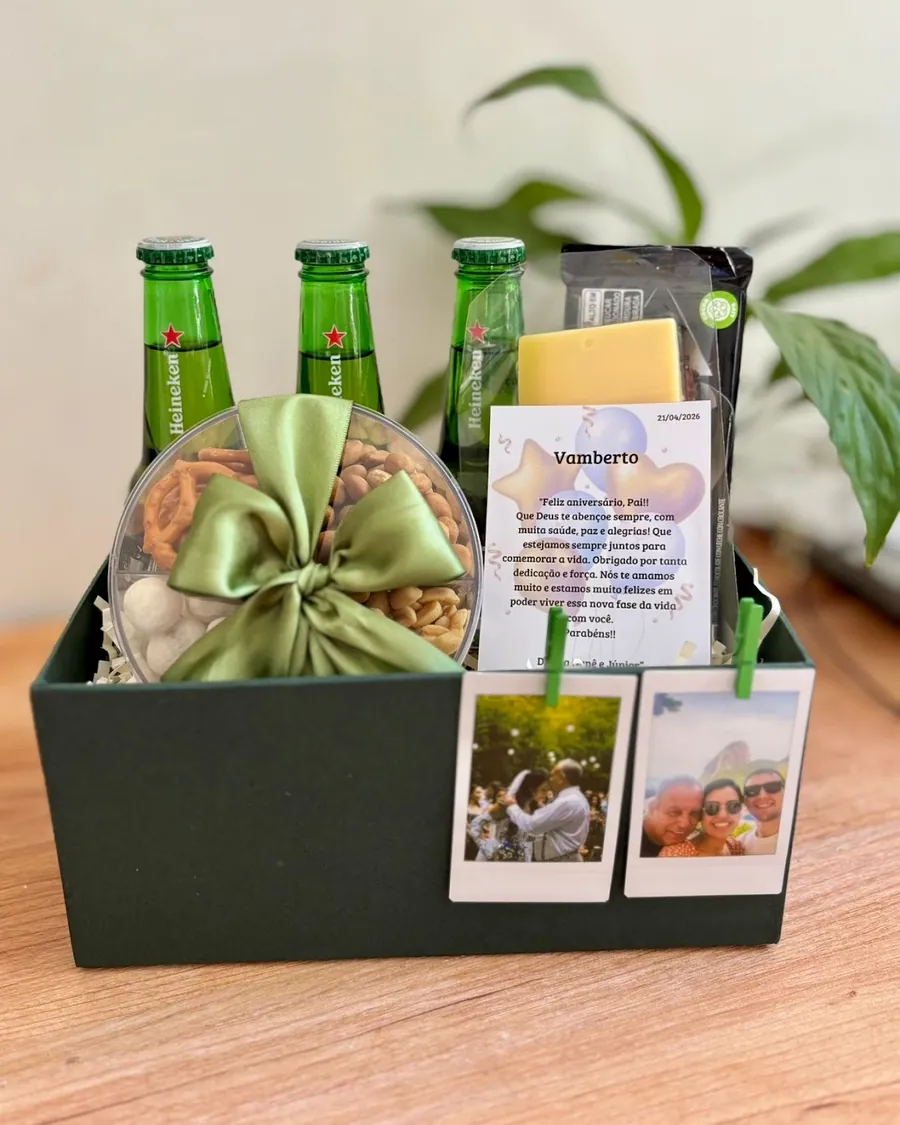 Caixa de presente com cervejas, queijo, castanhas e fotos polaroide